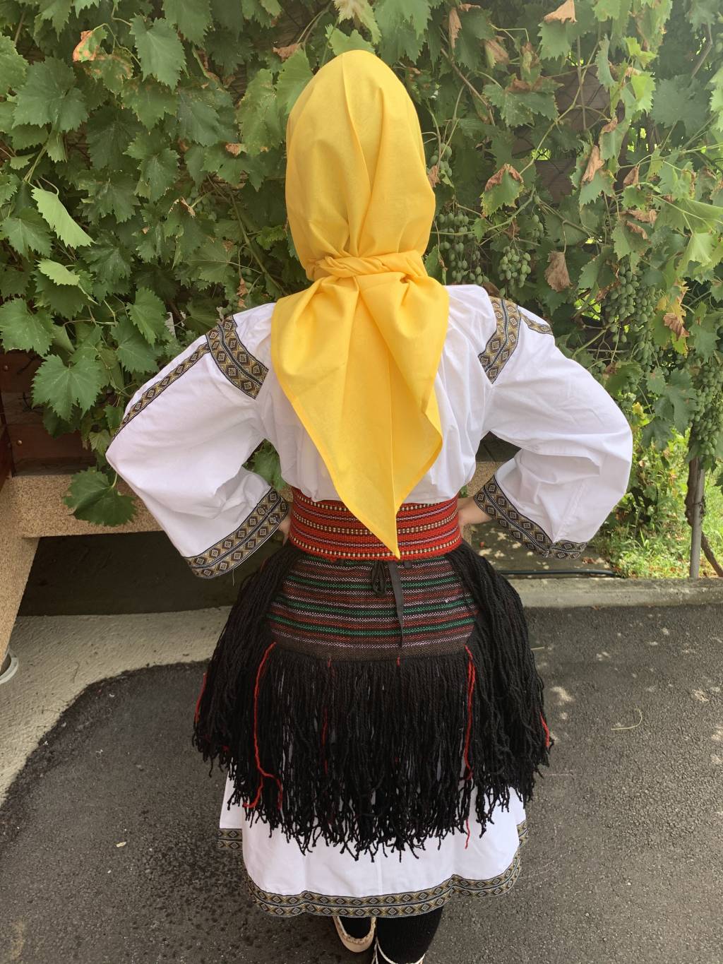 Влашка женска народна ношња са јелеком